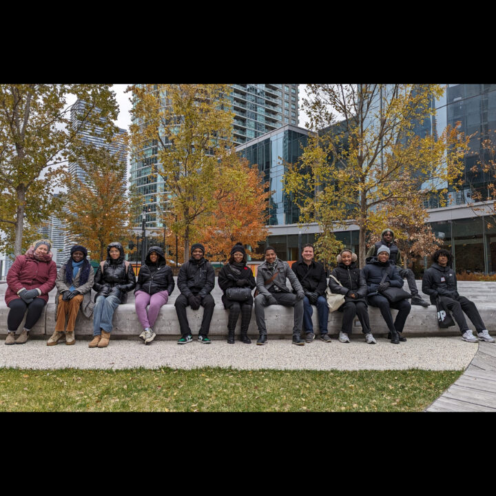 Photo de Camille Mitchell avec des étudiants